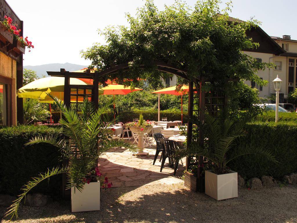 Hotel Logis La Charpenterie Talloires-Montmin Exterior foto